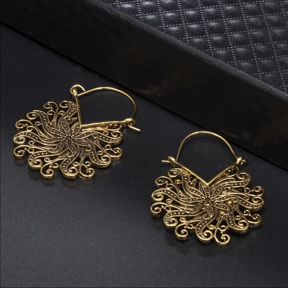 NWT Vintage Gold Engraved Flower Earrings - Picture 3 of 4